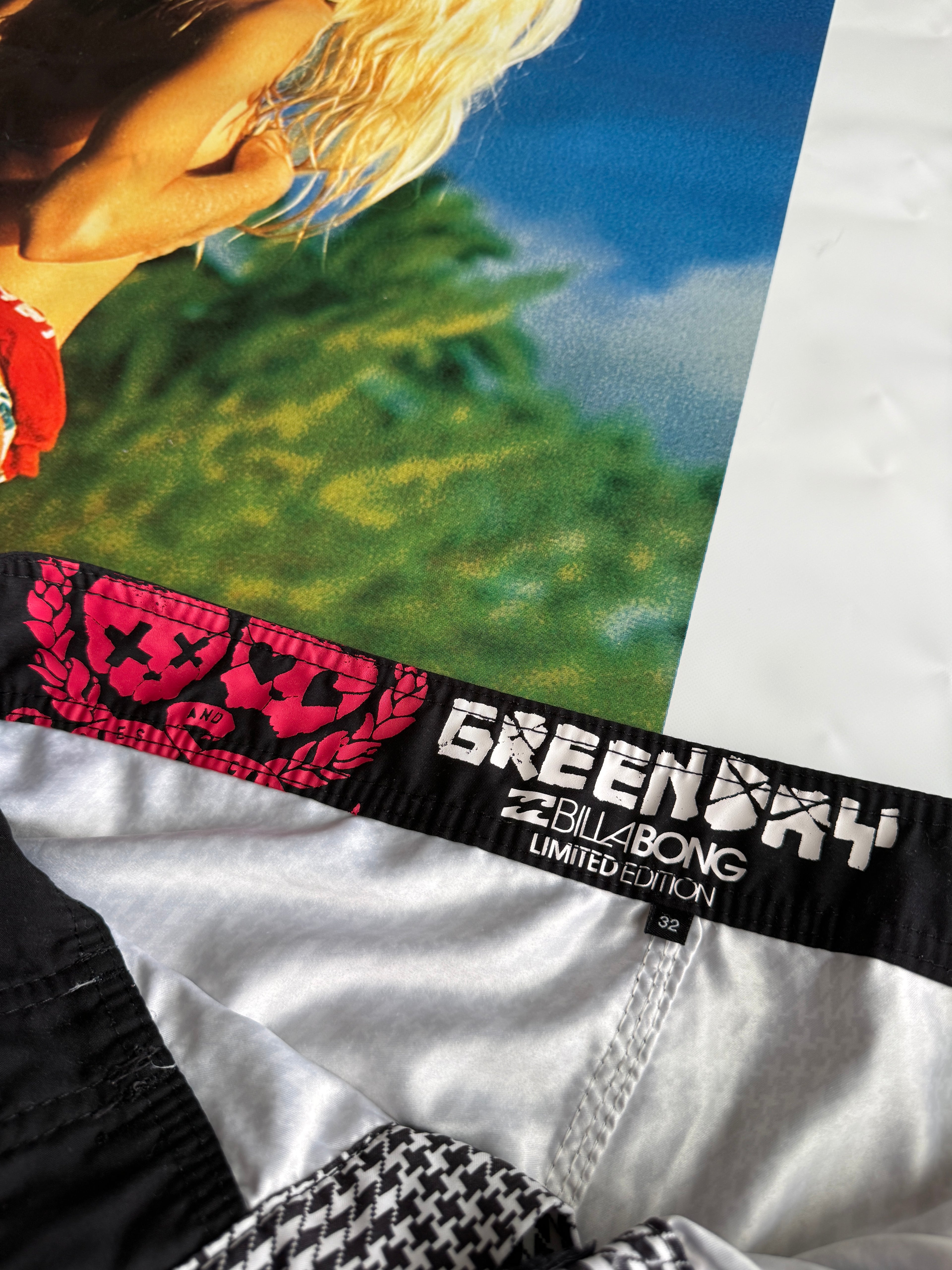 Rare Green Day Y2K Billabong Boardshorts size 32